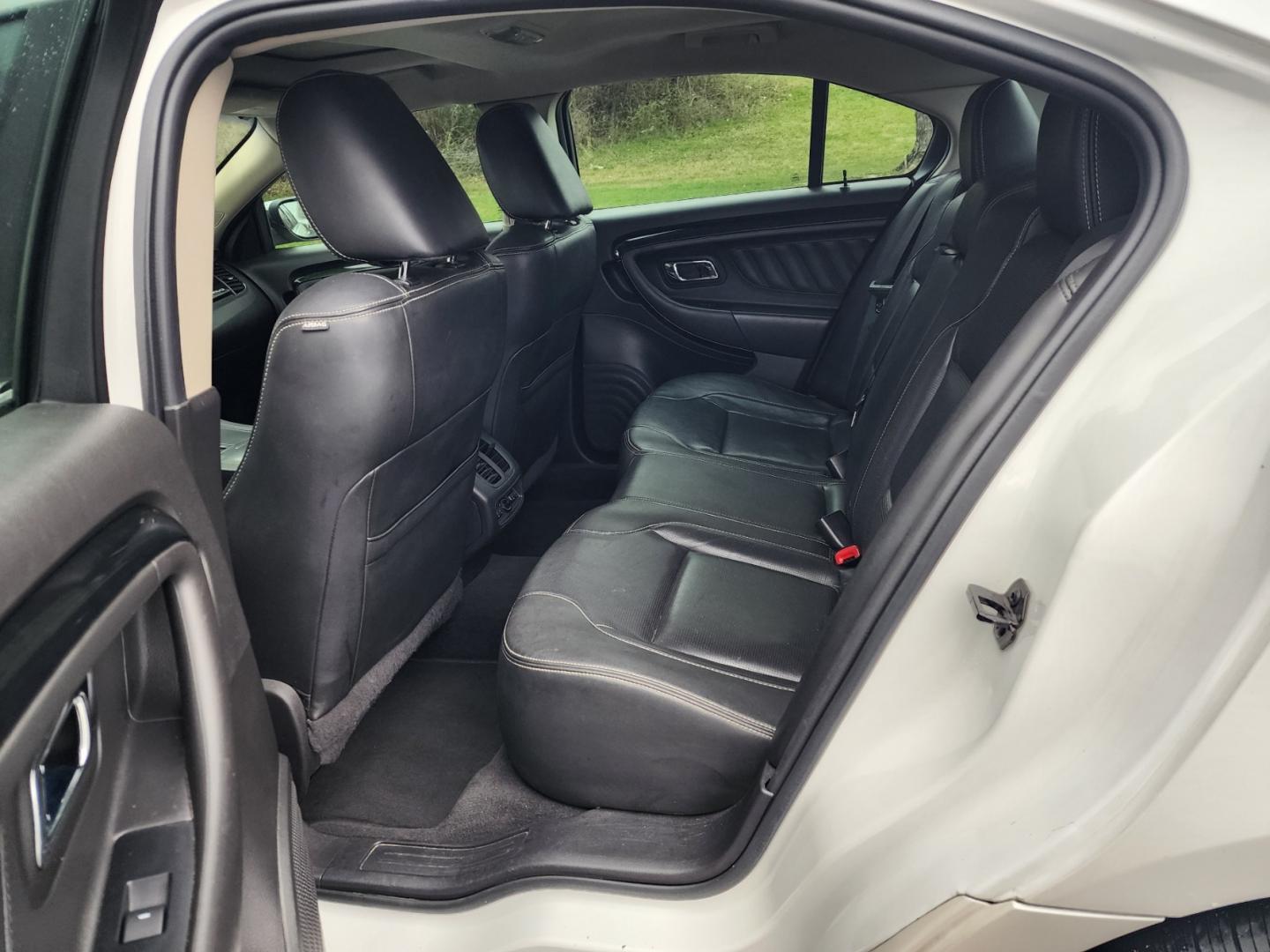 2010 WHITE /Black Ford Taurus Limited FWD (1FAHP2FW7AG) with an 3.5L V6 DOHC 24V engine, 6-Speed Automatic transmission, located at 1221 Madison St., Shelbyville, TN, 37160, (931) 680-9439, 0.000000, 0.000000 - Photo#3